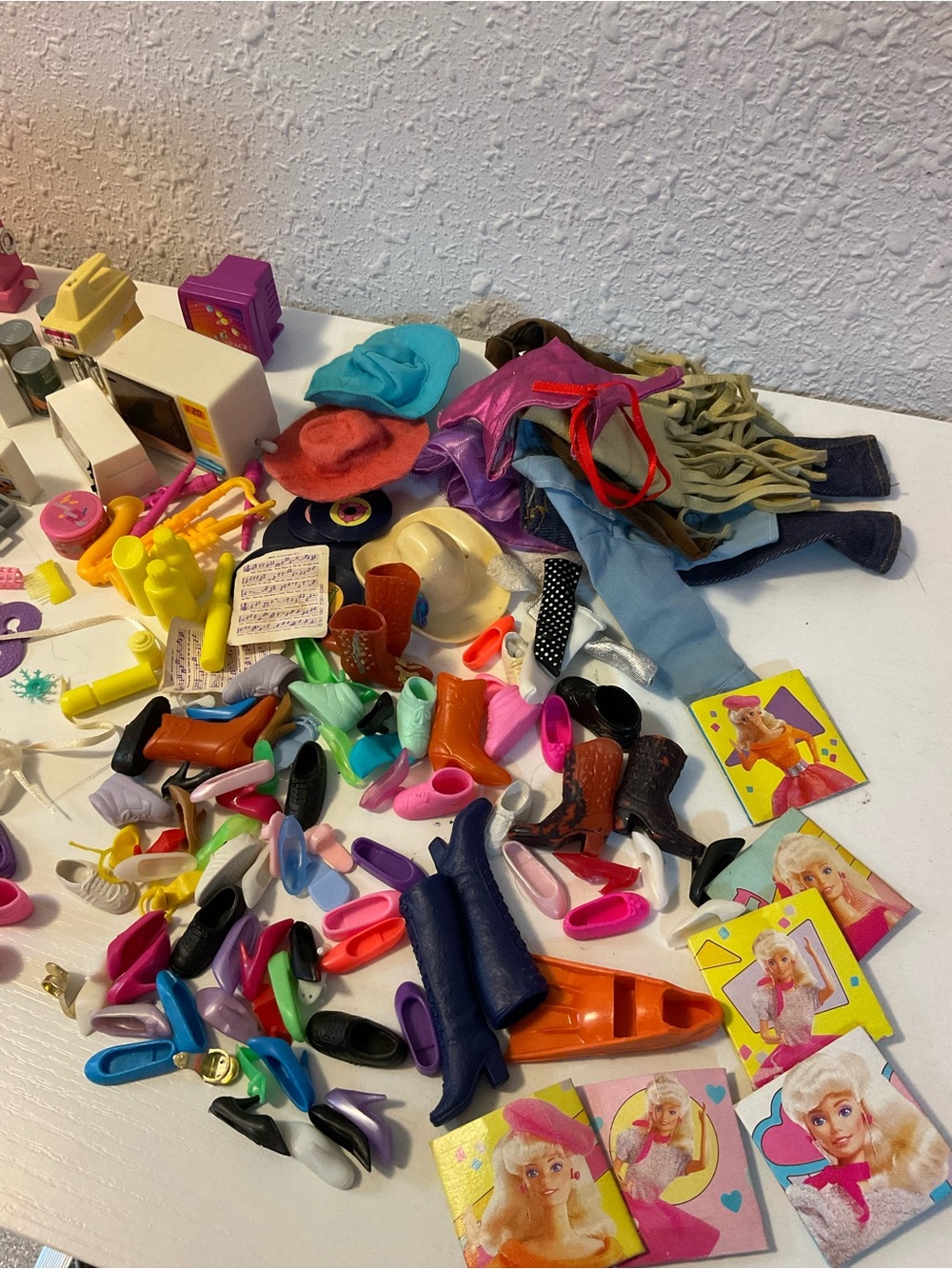 Huge Lot Of Vintage Barbie Accessories - Picture 5 of 11
